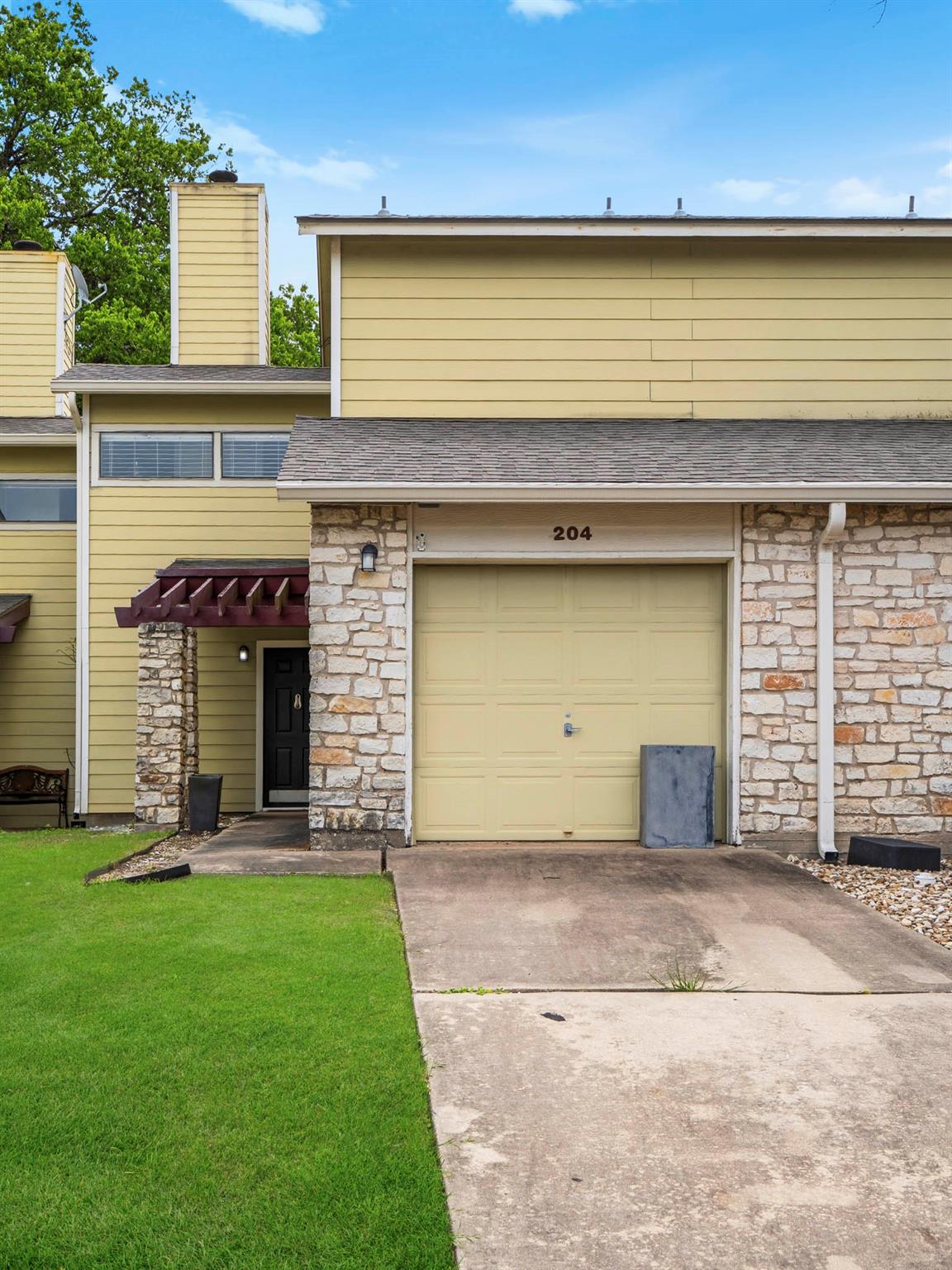 512 Eberhart LN