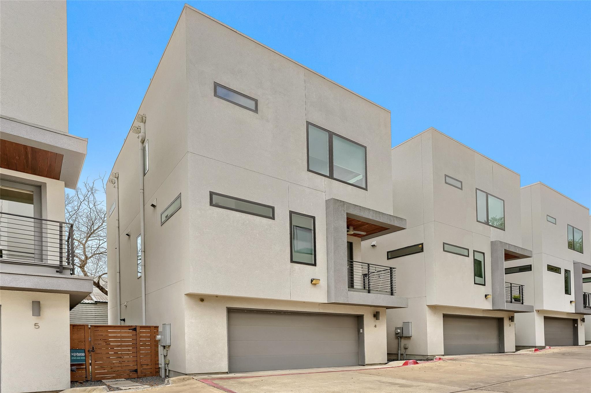 2301 Bluebonnet LN