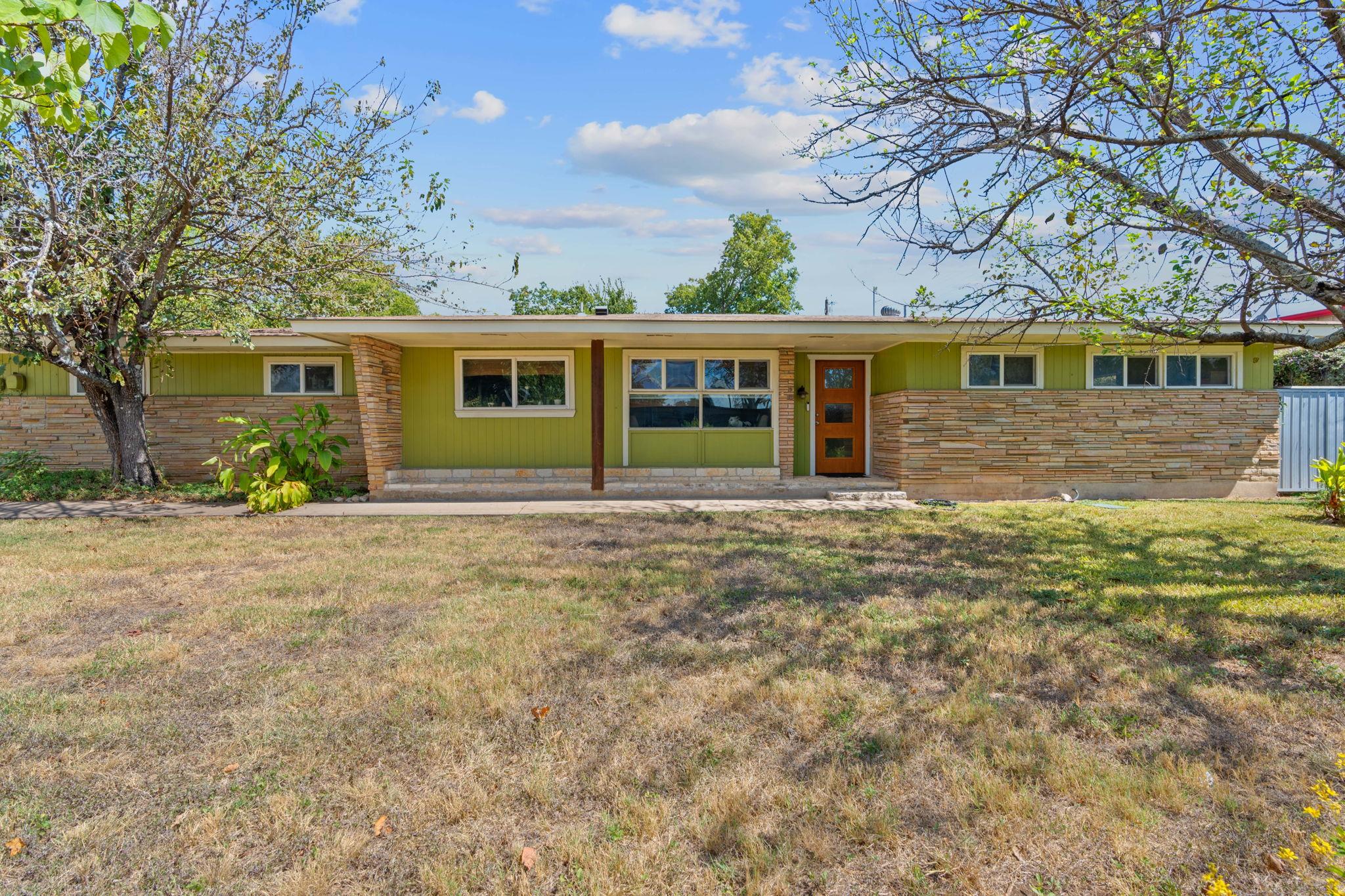 700 Corral LN
