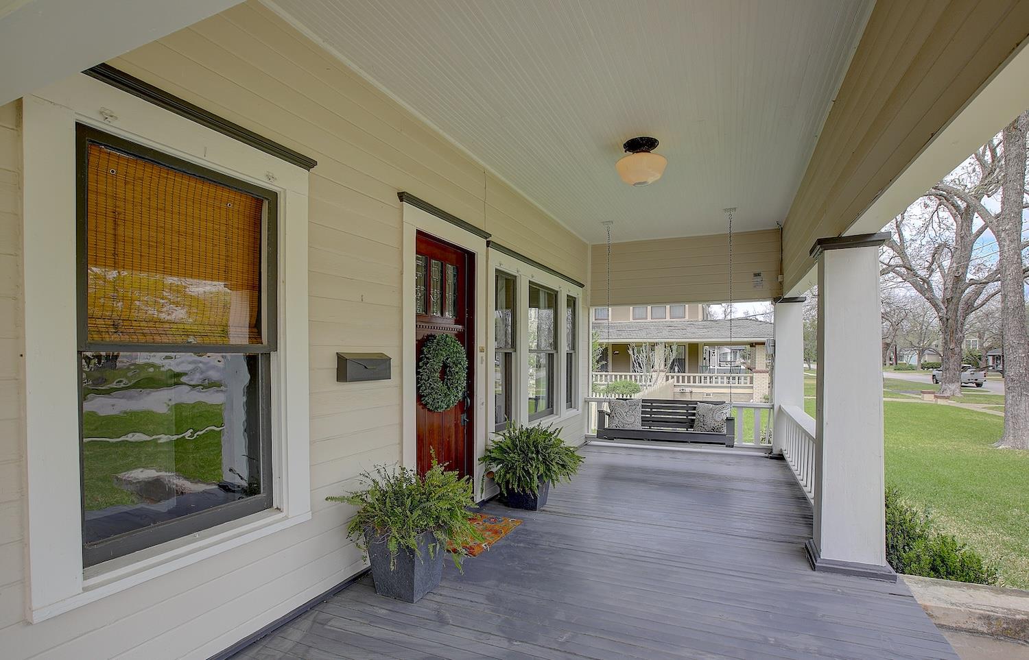 1806 Main ST