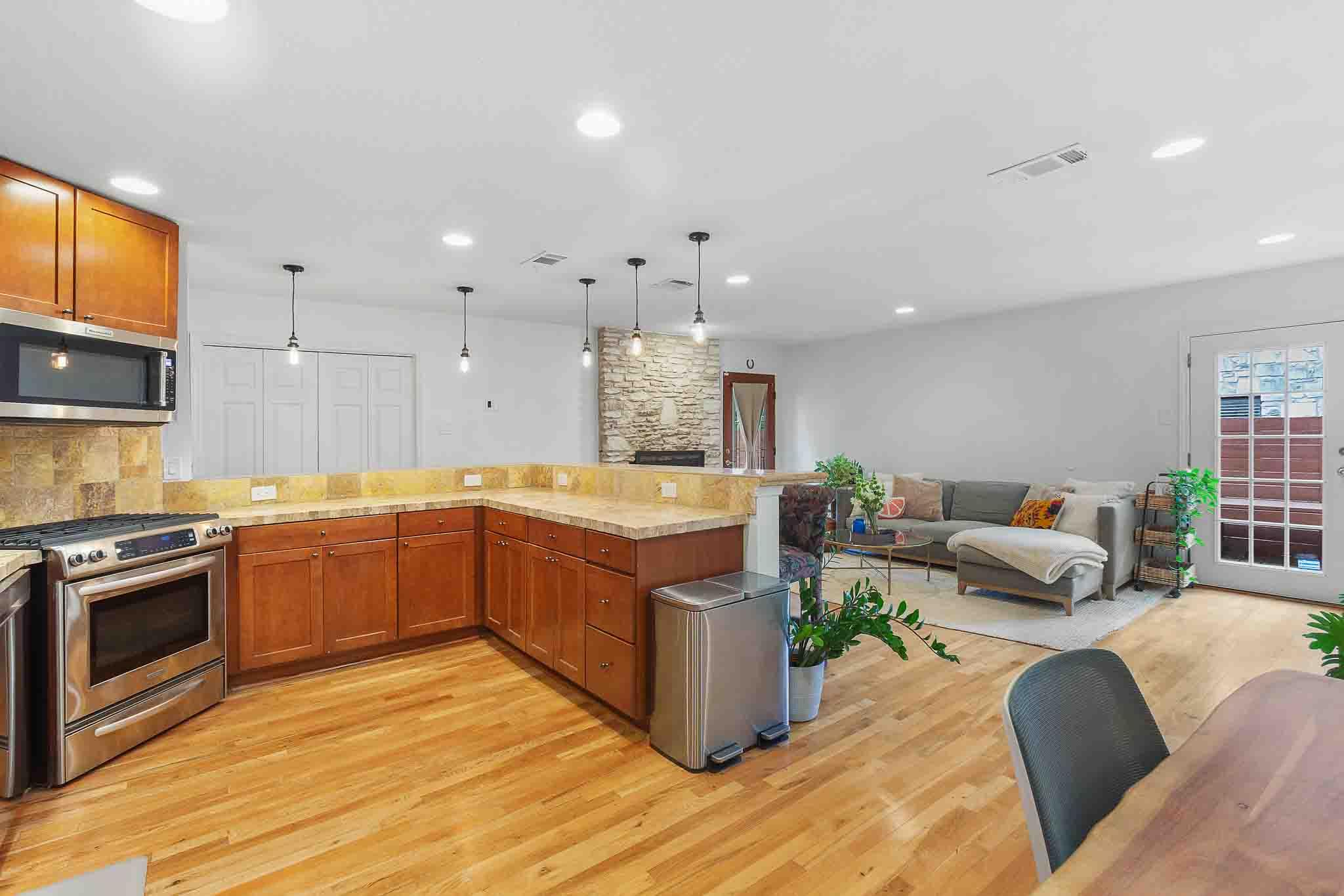 2011 Meadowridge DR