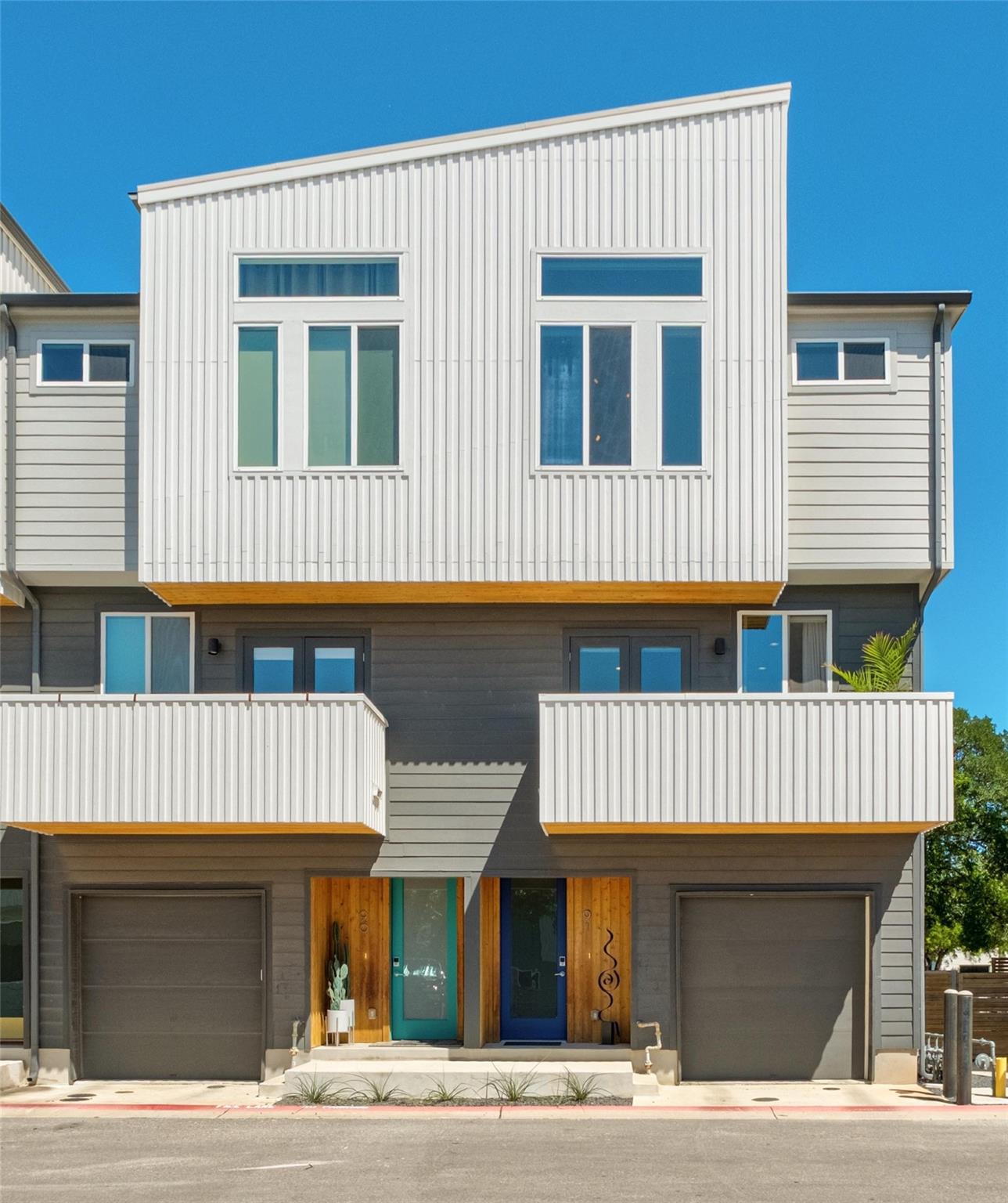 814 Bluff DR