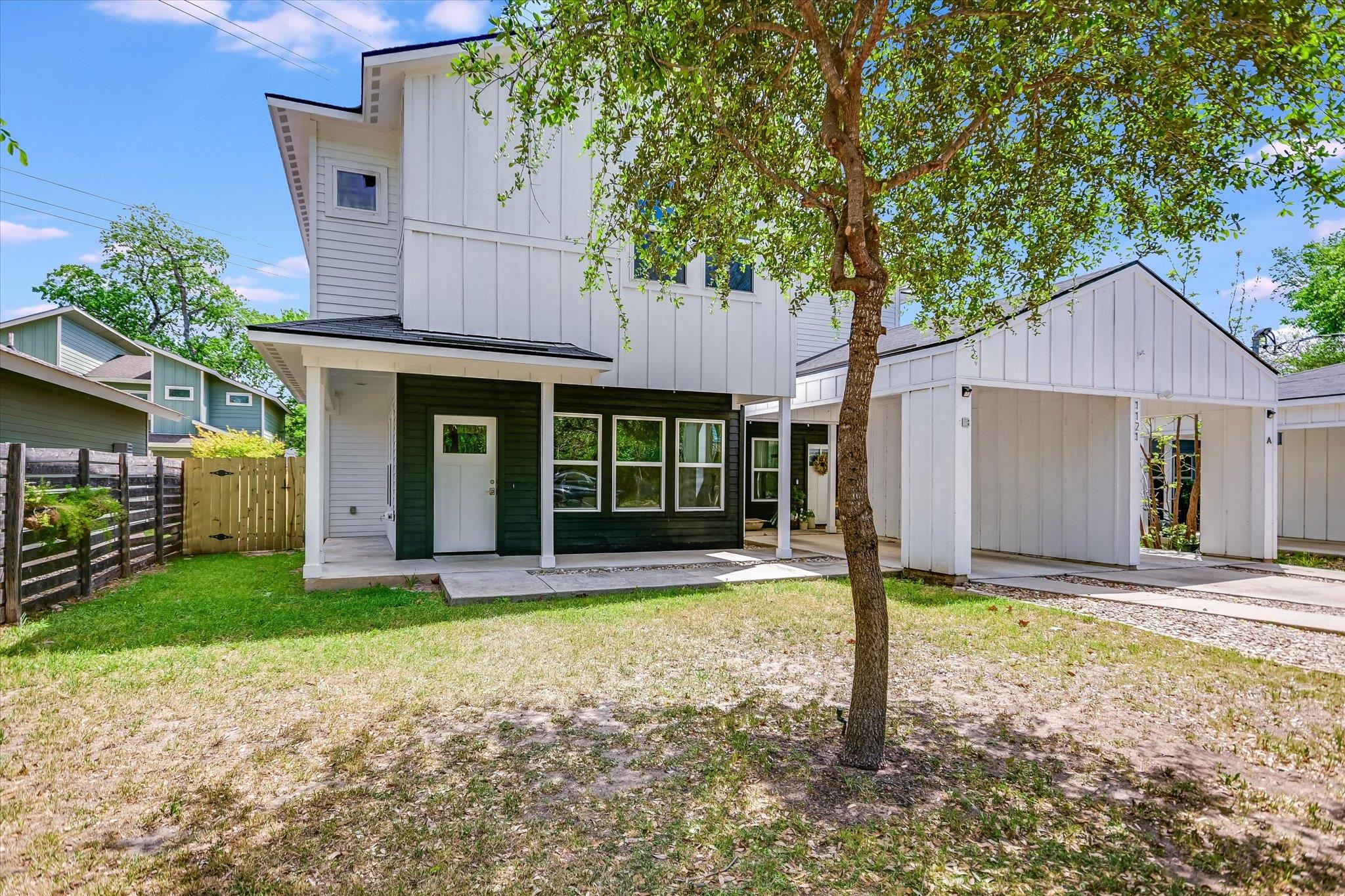 1121 Walton LN