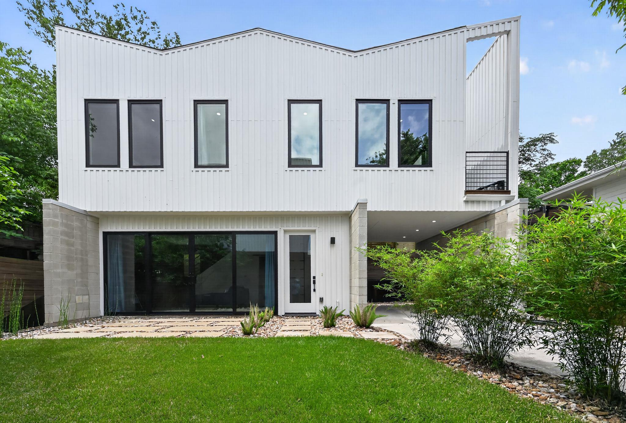 1206 Luna ST