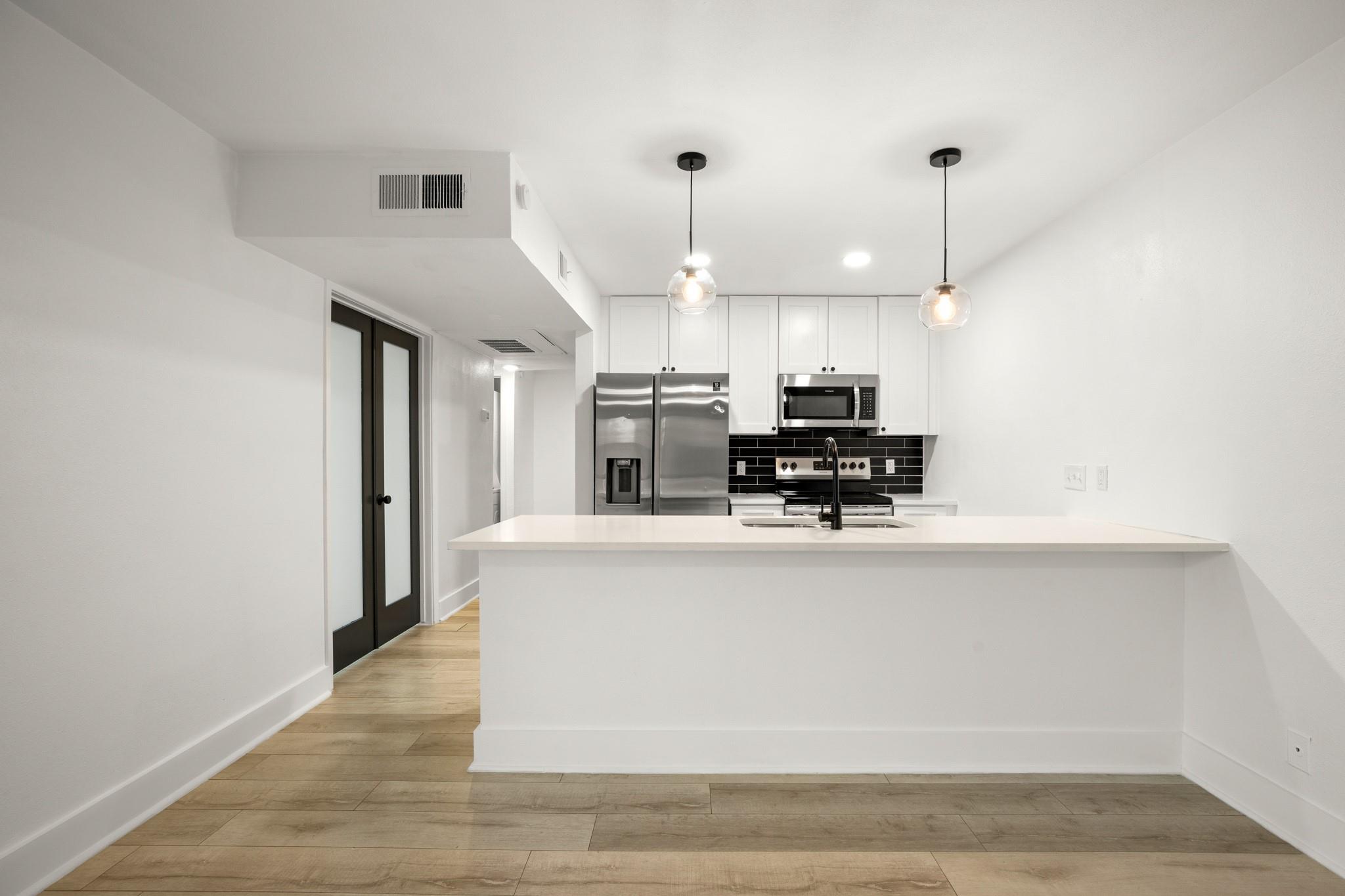 909 Reinli ST