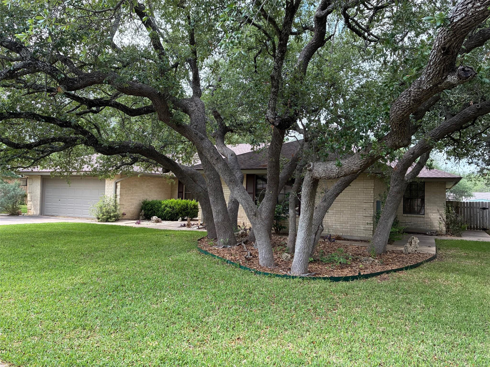 203 Oakwood DR