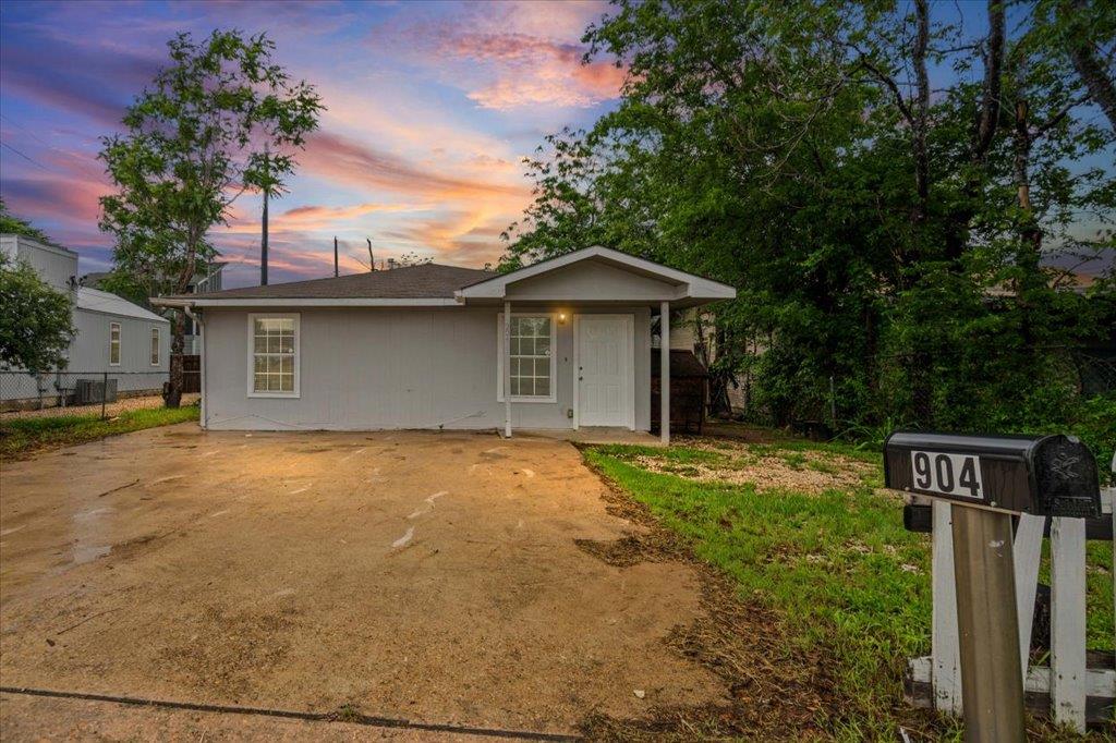 904 Montopolis DR