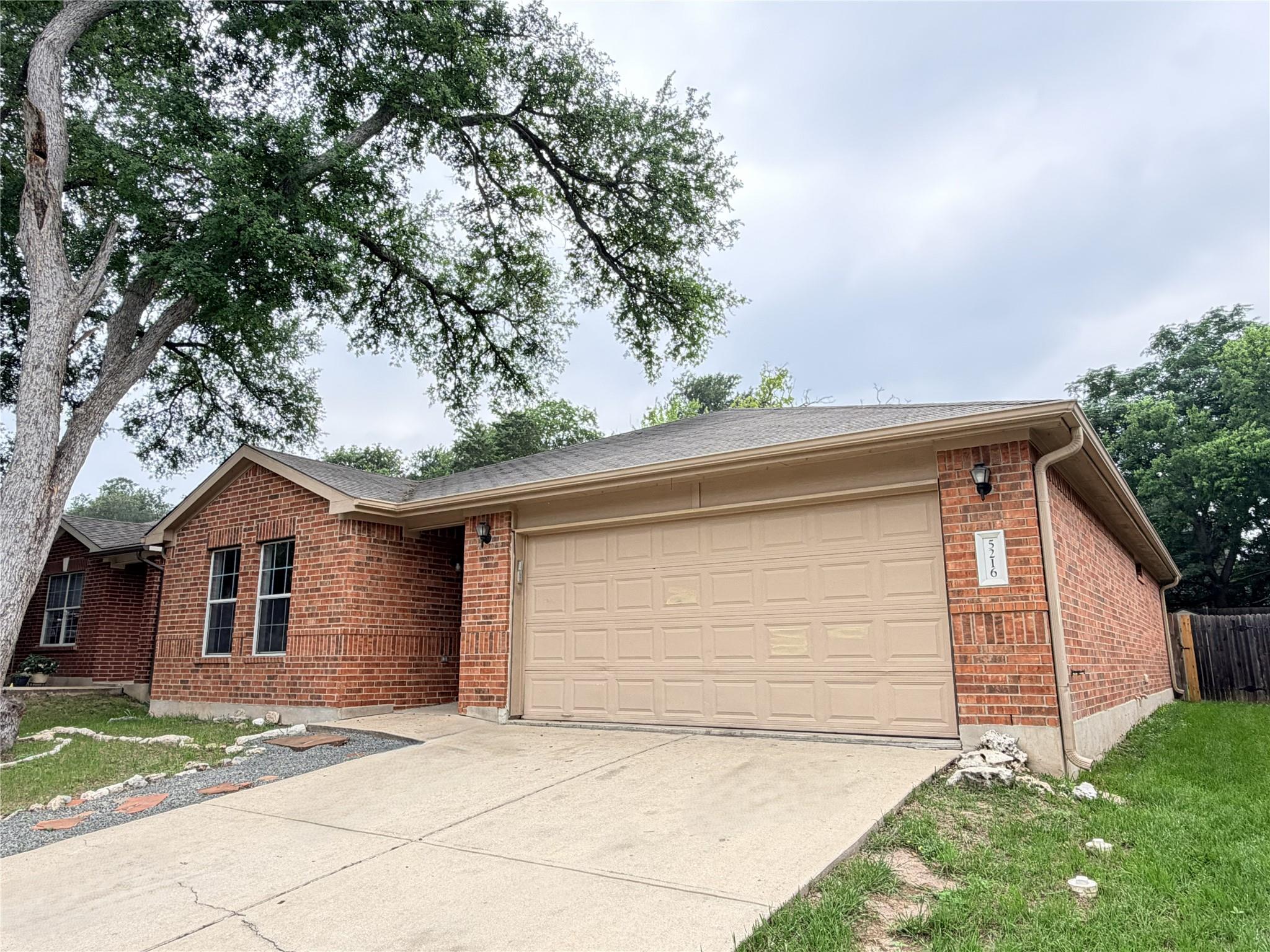 5216 English Glade DR