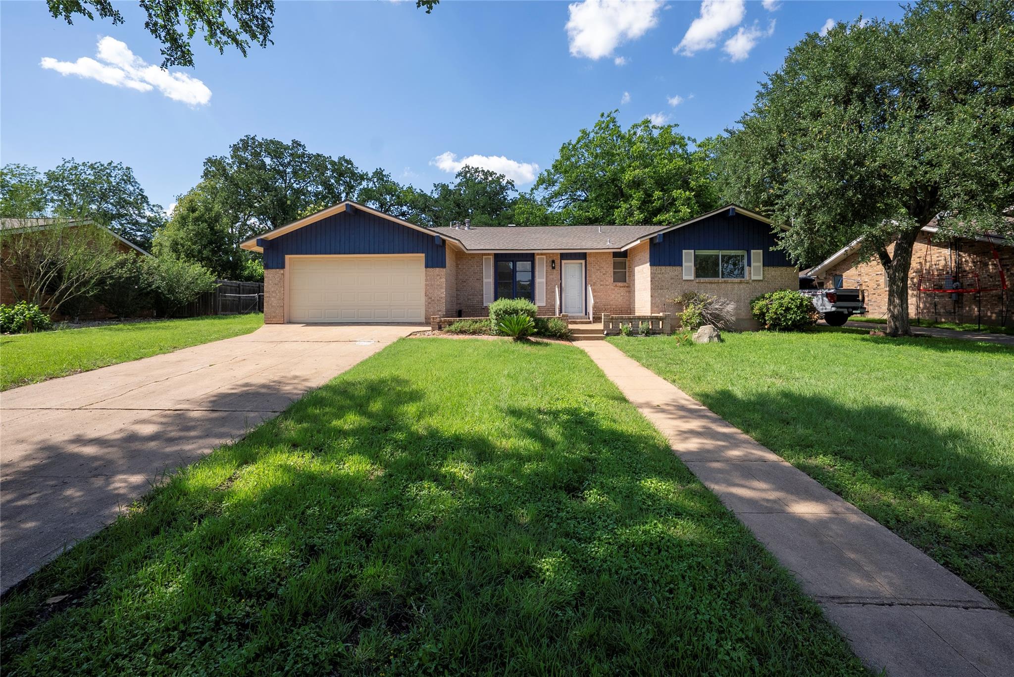 807 Country Club RD
