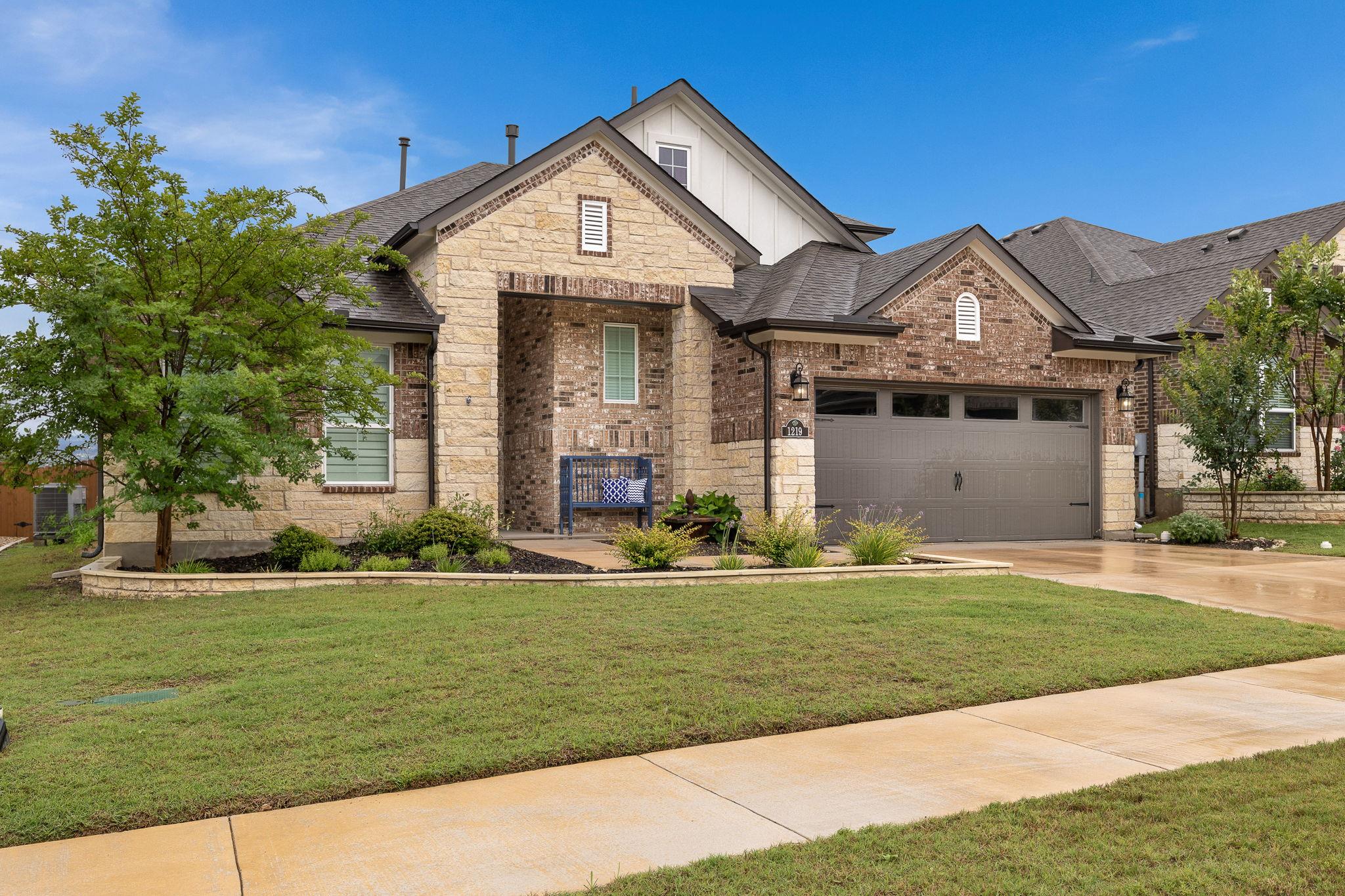 1219 Leaning Oak LN