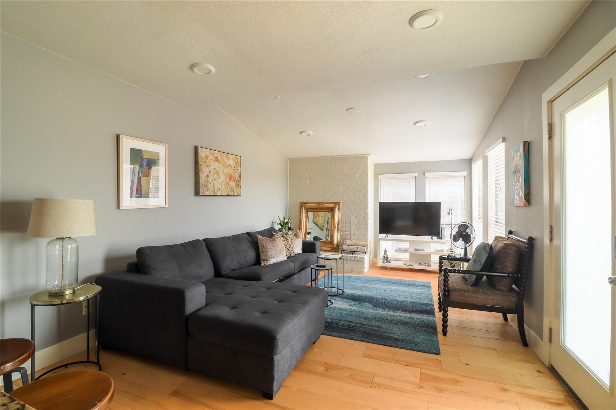 909 Reinli ST