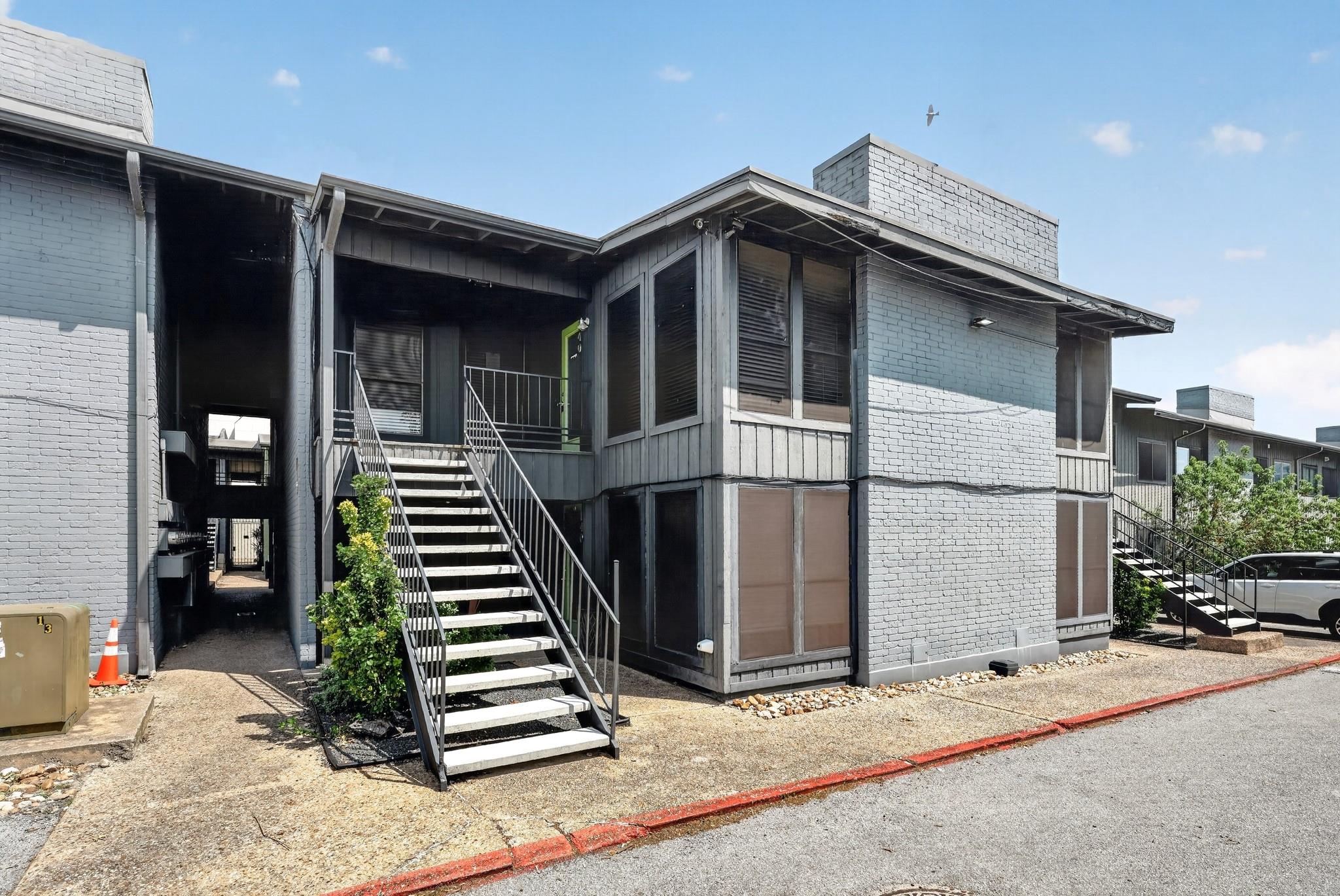 909 Reinli ST