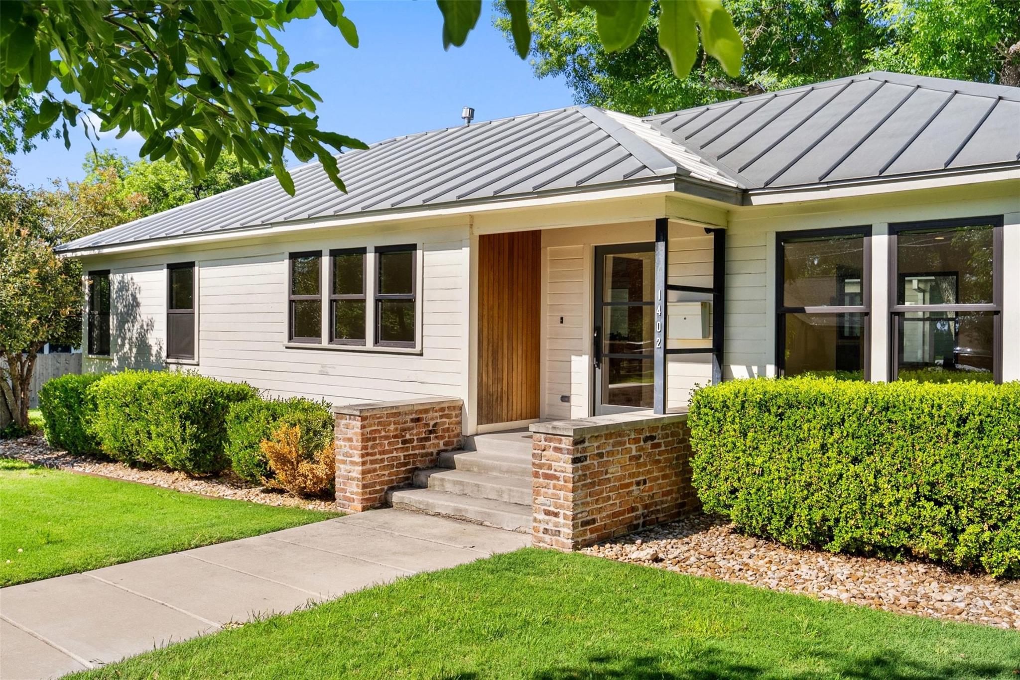 1402 Hutto RD