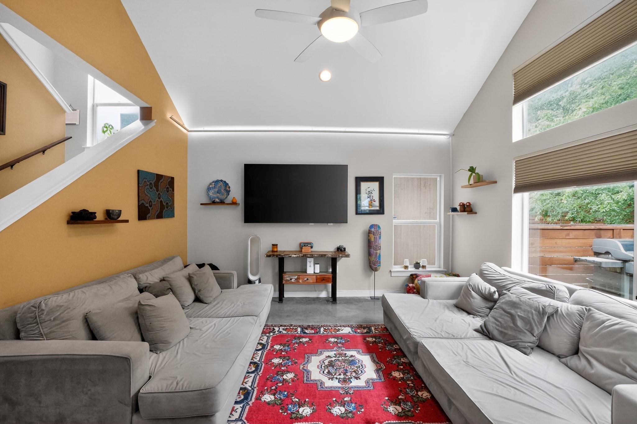 301 Stassney LN