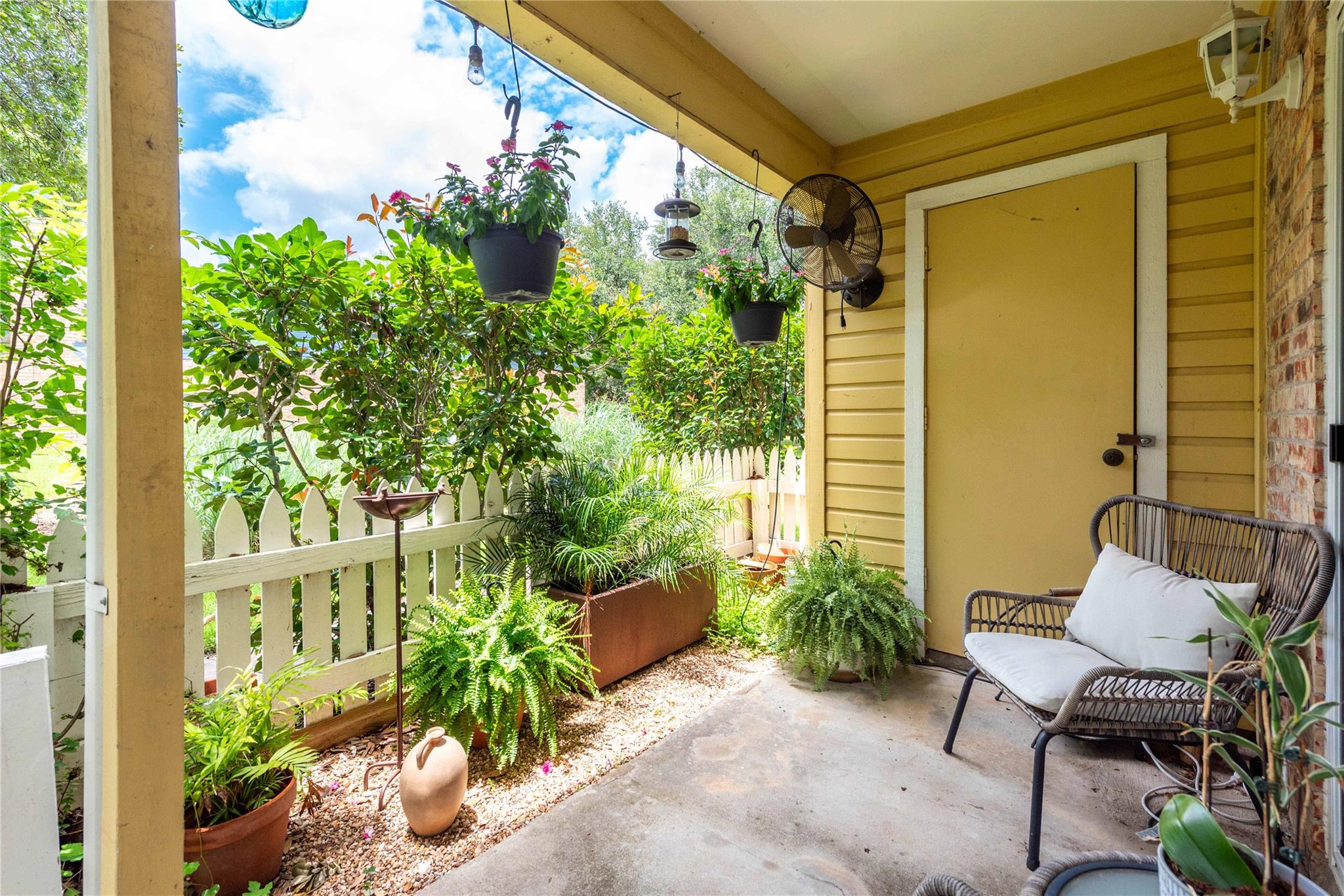 1601 Faro DR