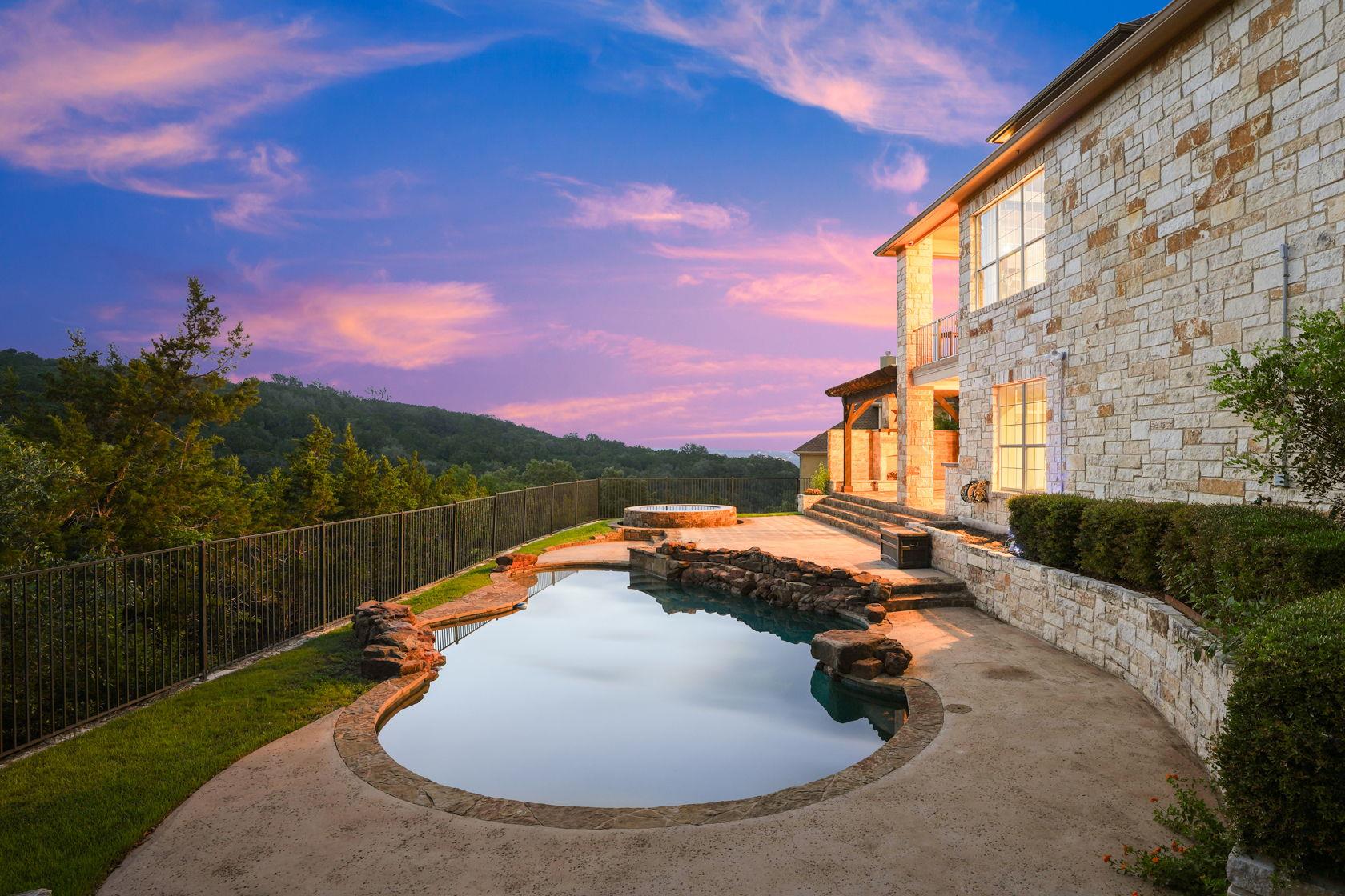 121 Burgess LN