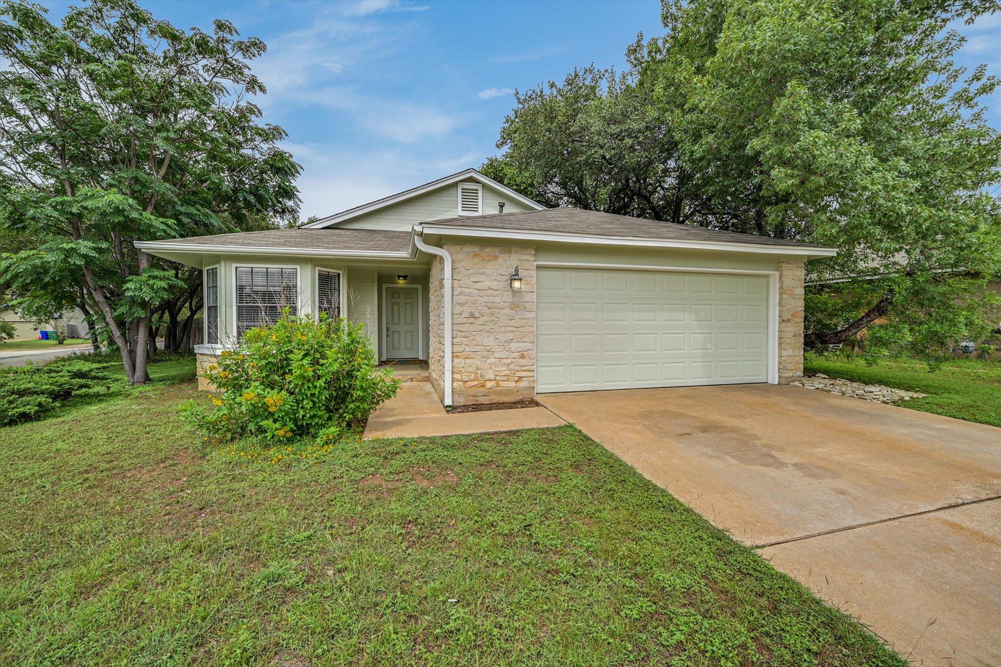 805 Live Oak DR