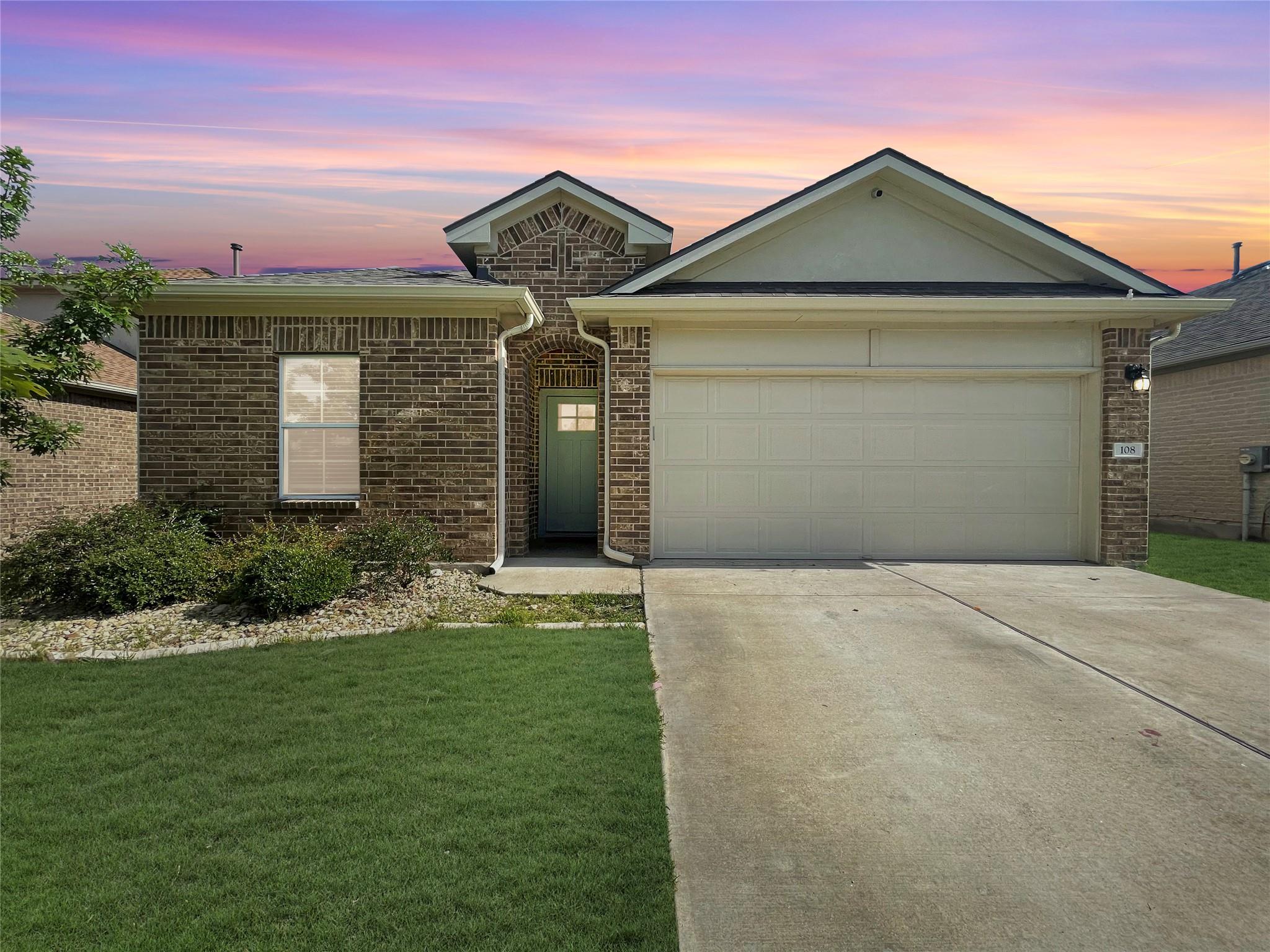 108 Shiner LN