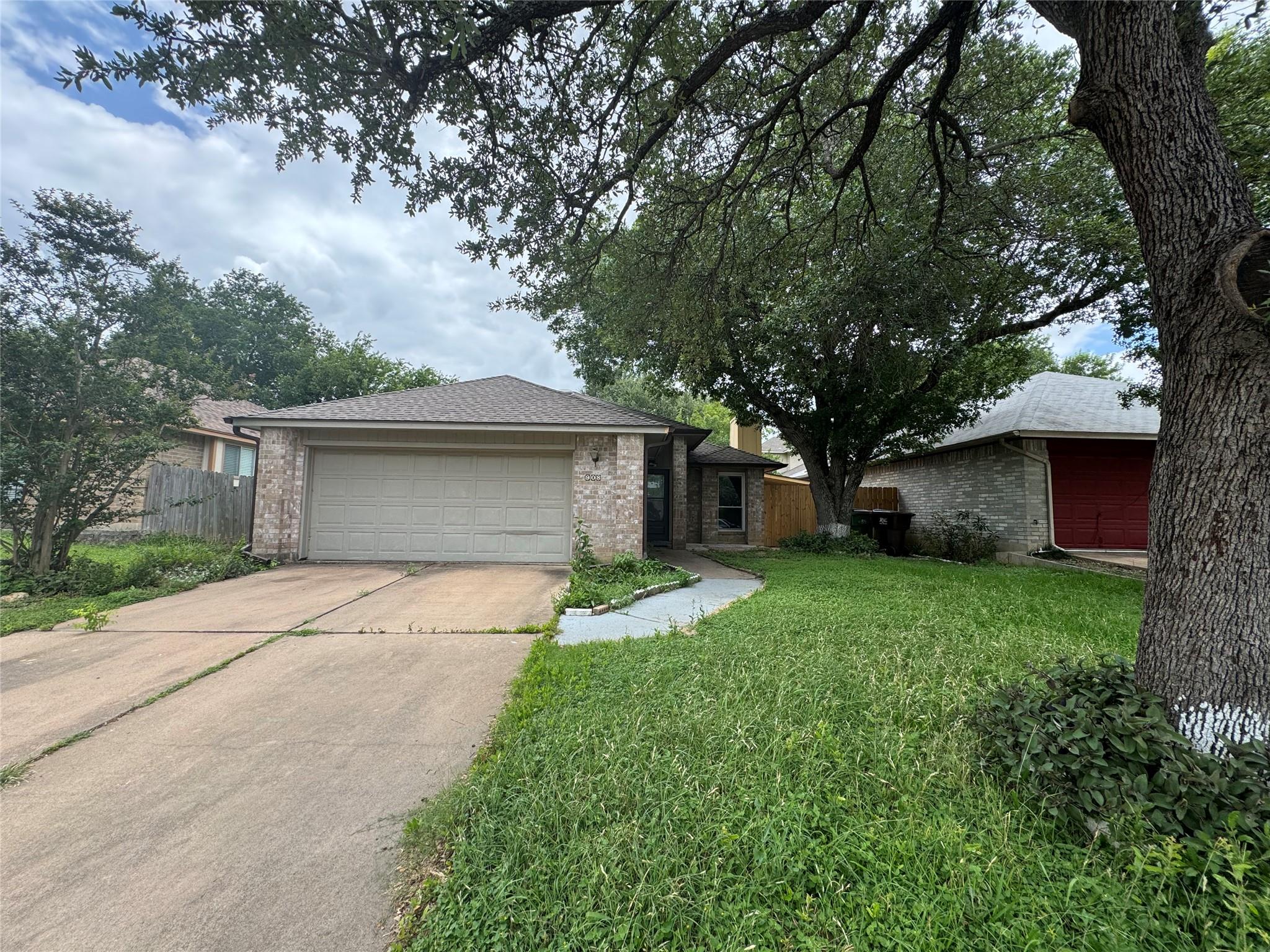 908 Saunders DR