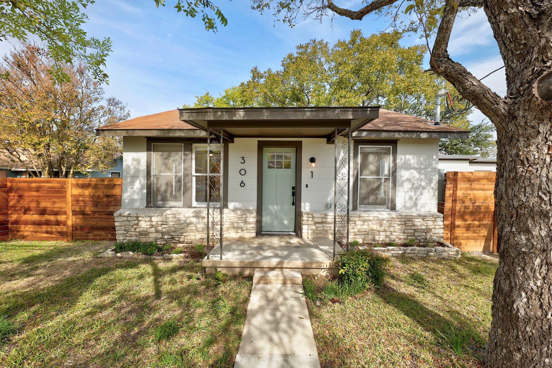 306 Stassney LN