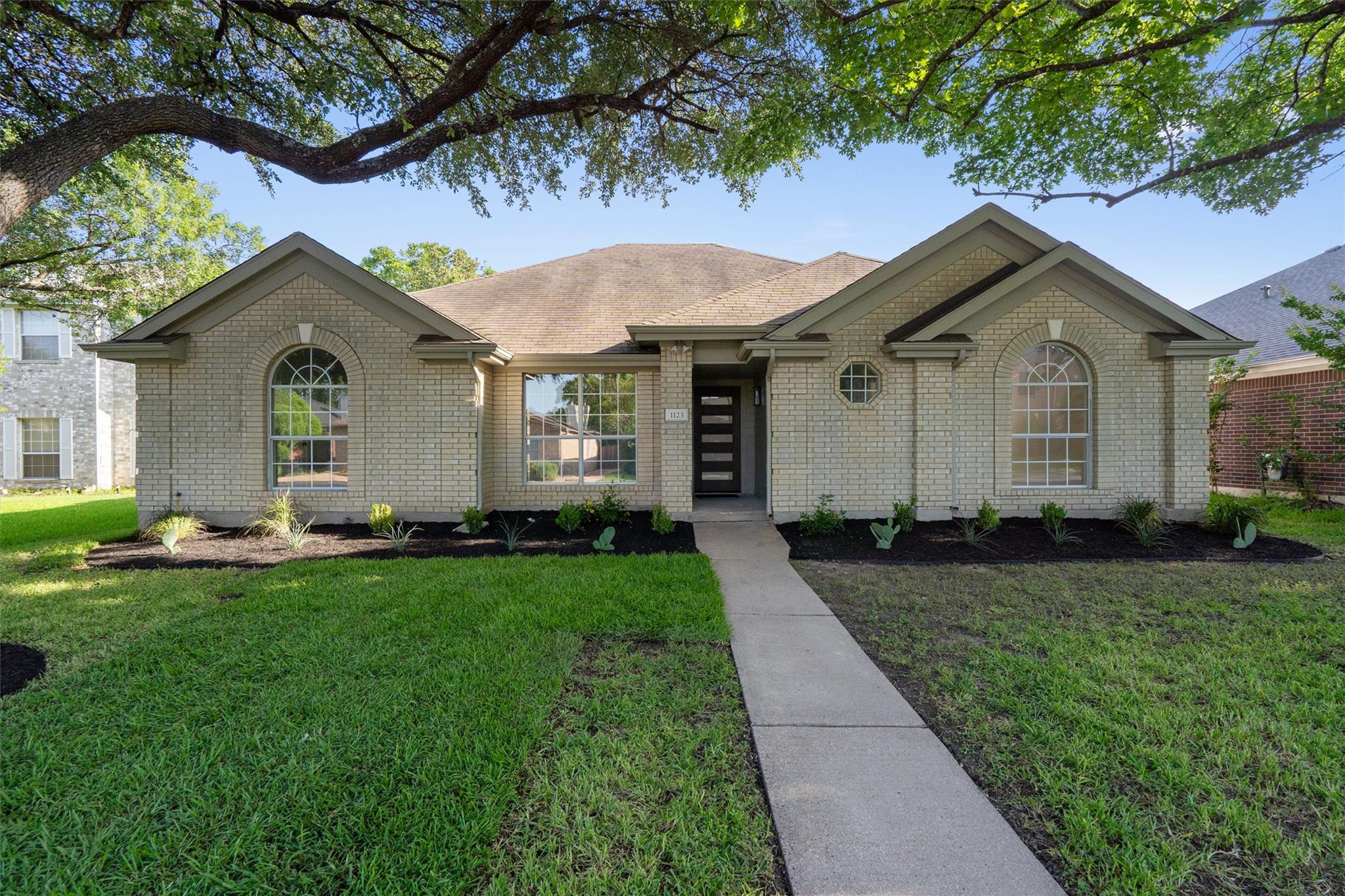 1123 Thackeray LN