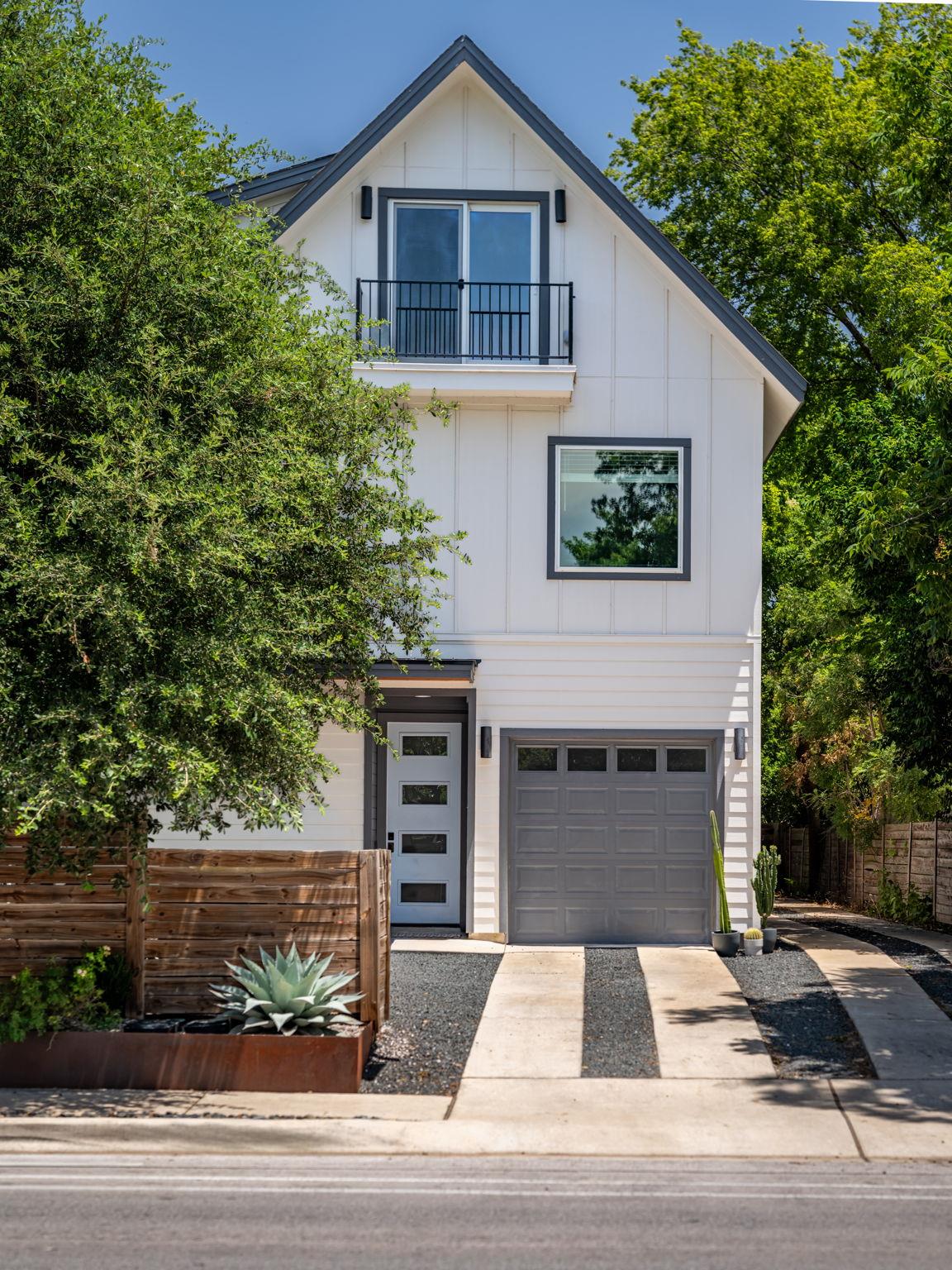 308 North Loop Blvd