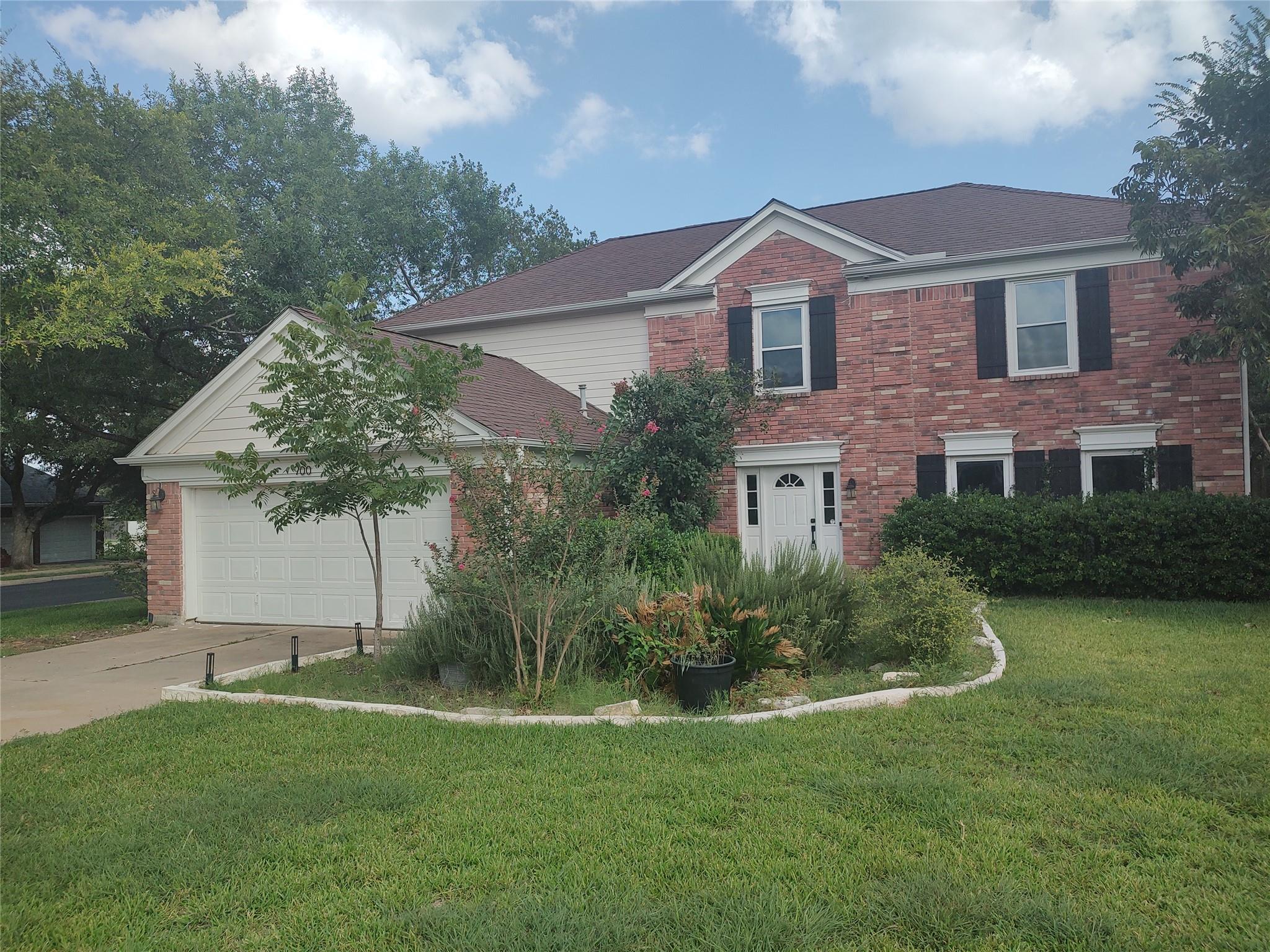900 OAKCREST Cir