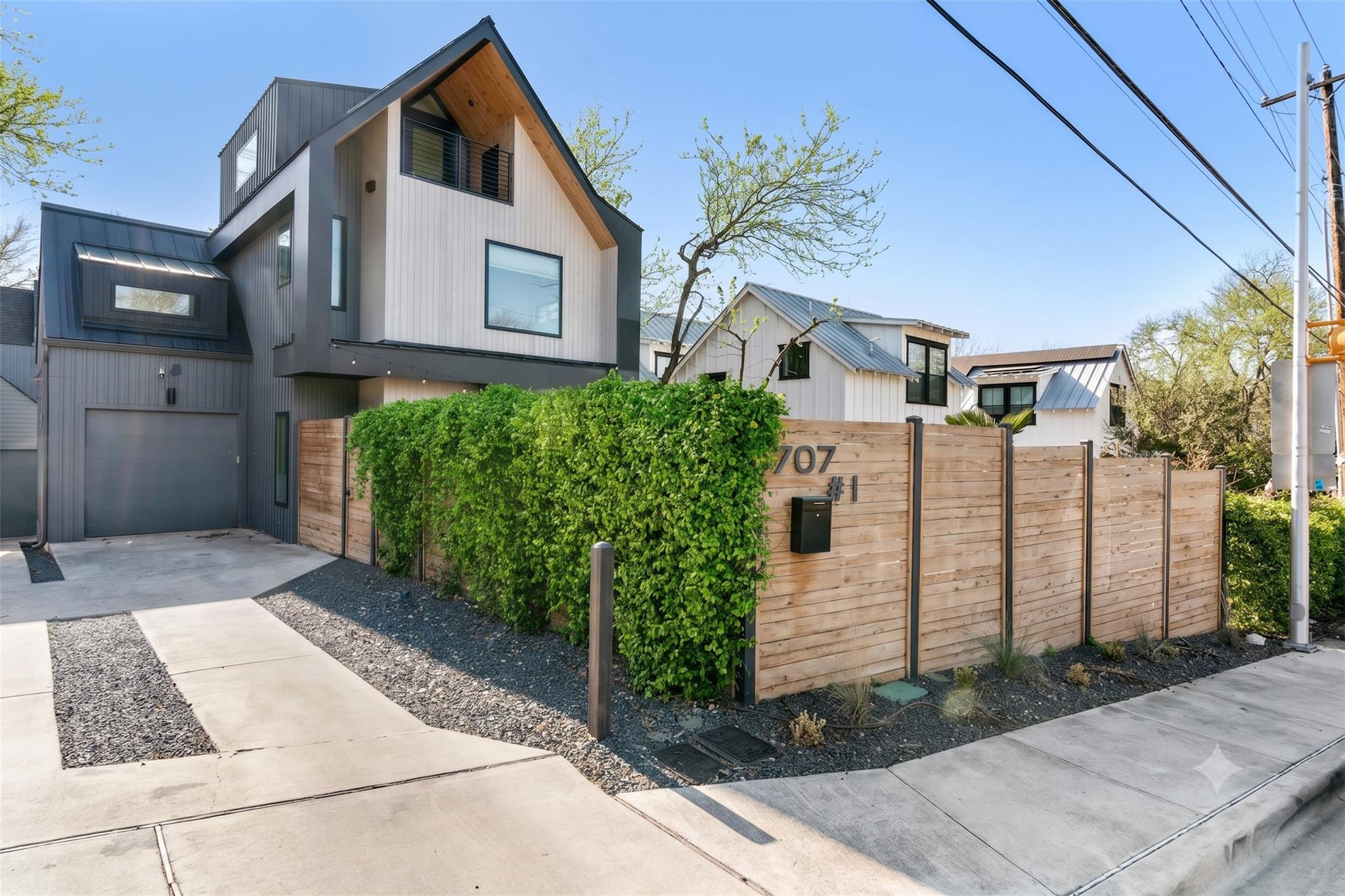 707 Live Oak ST