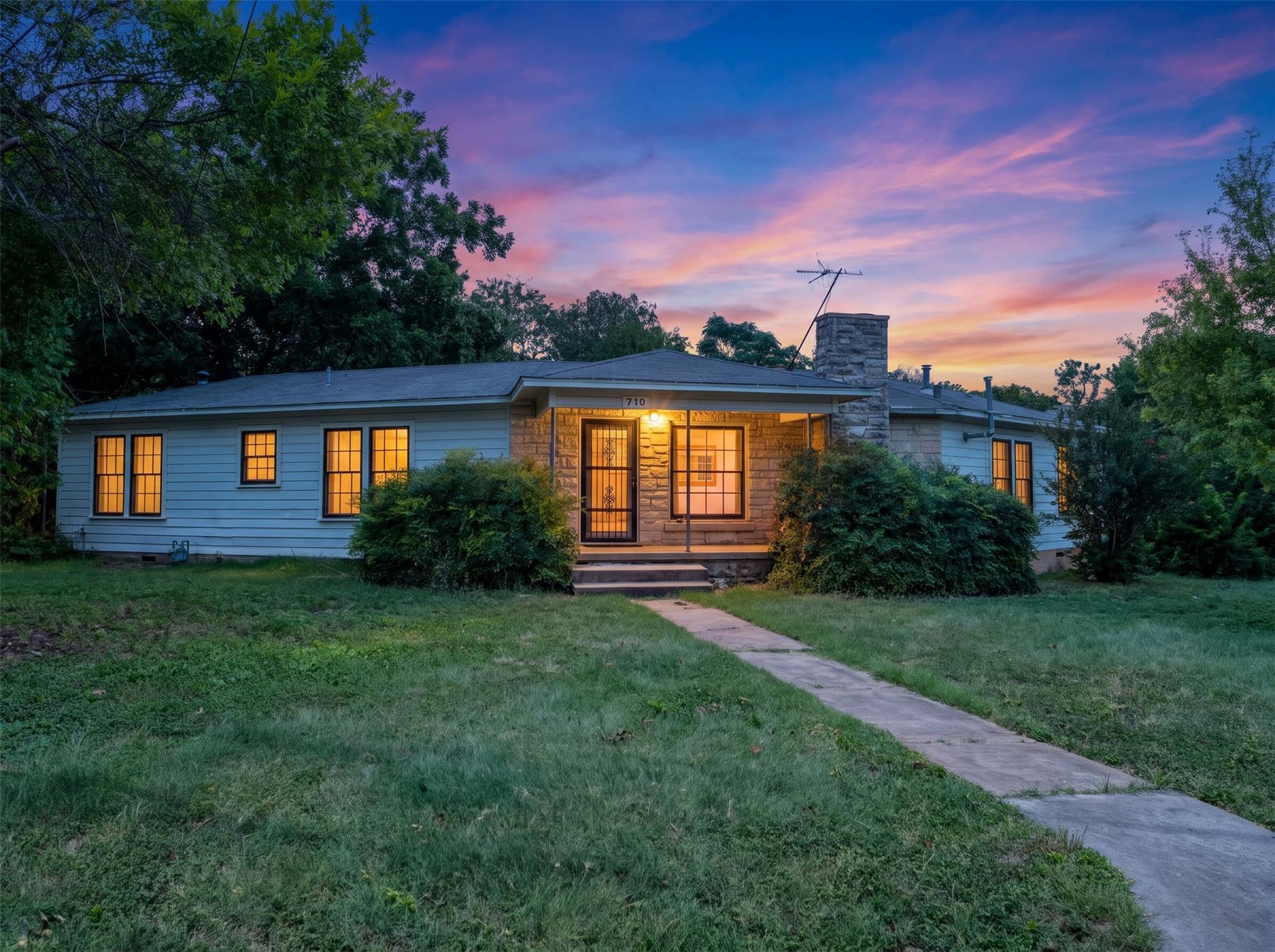 710 Austin Ave