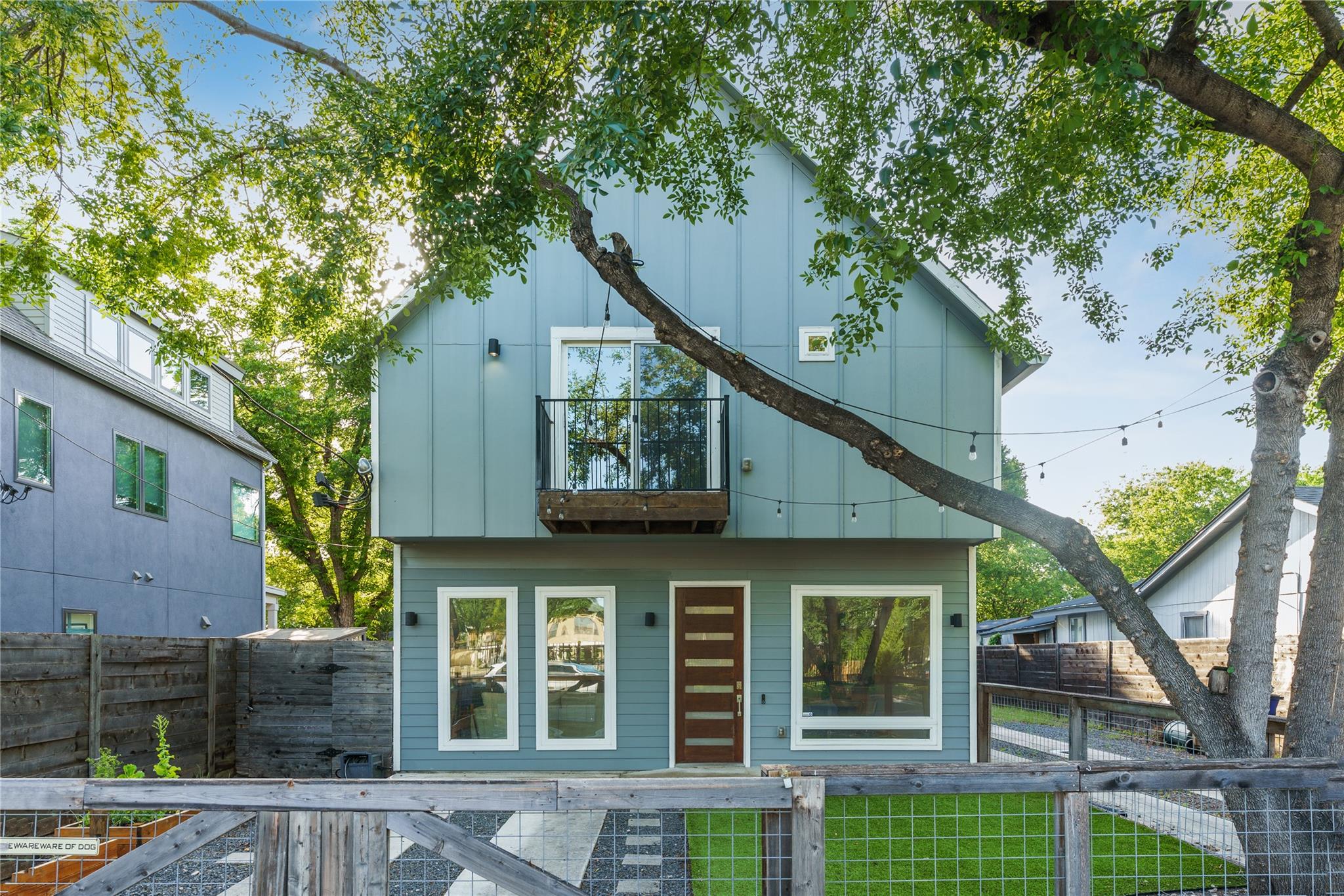 906 Linden St