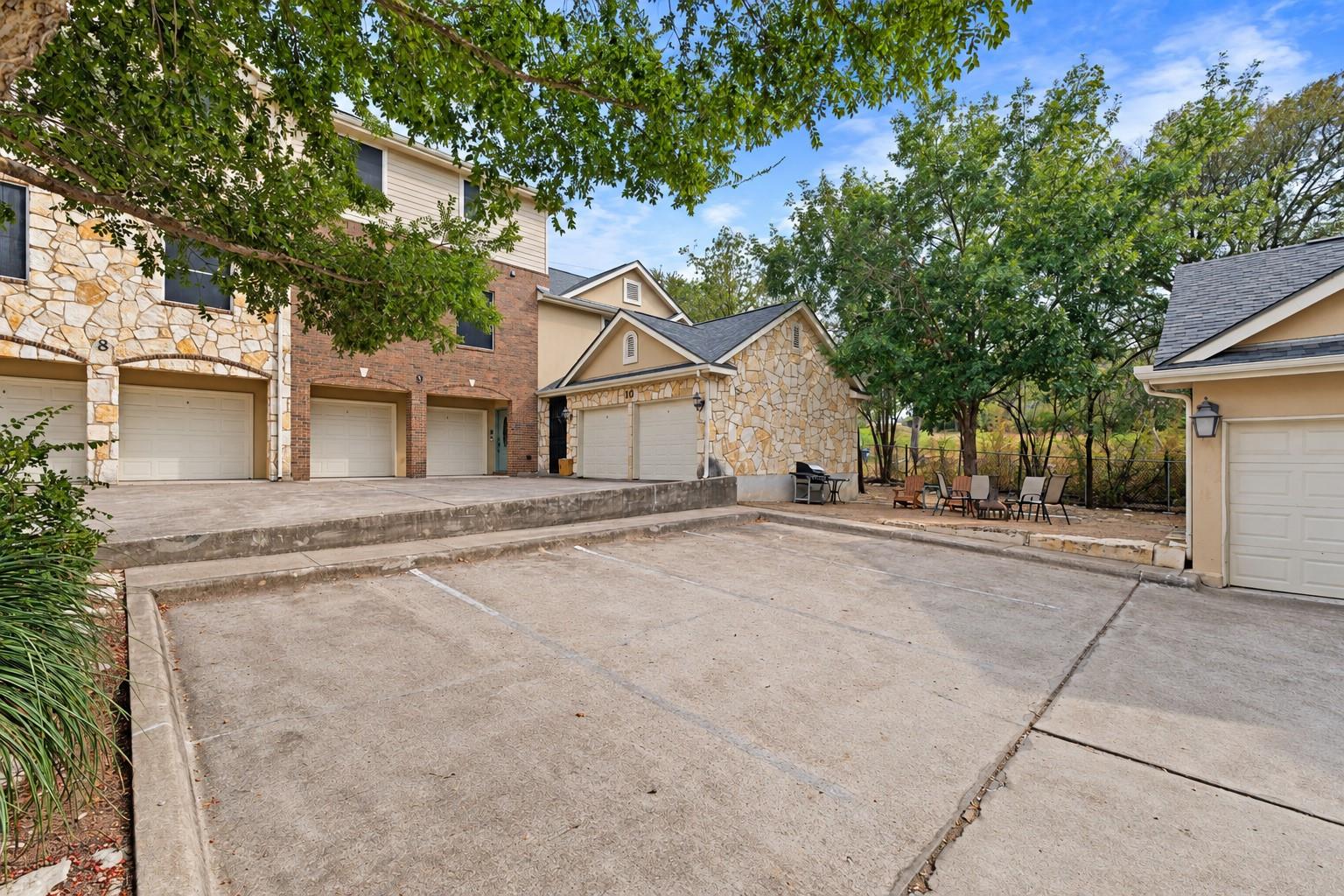 1402 Parker Ln