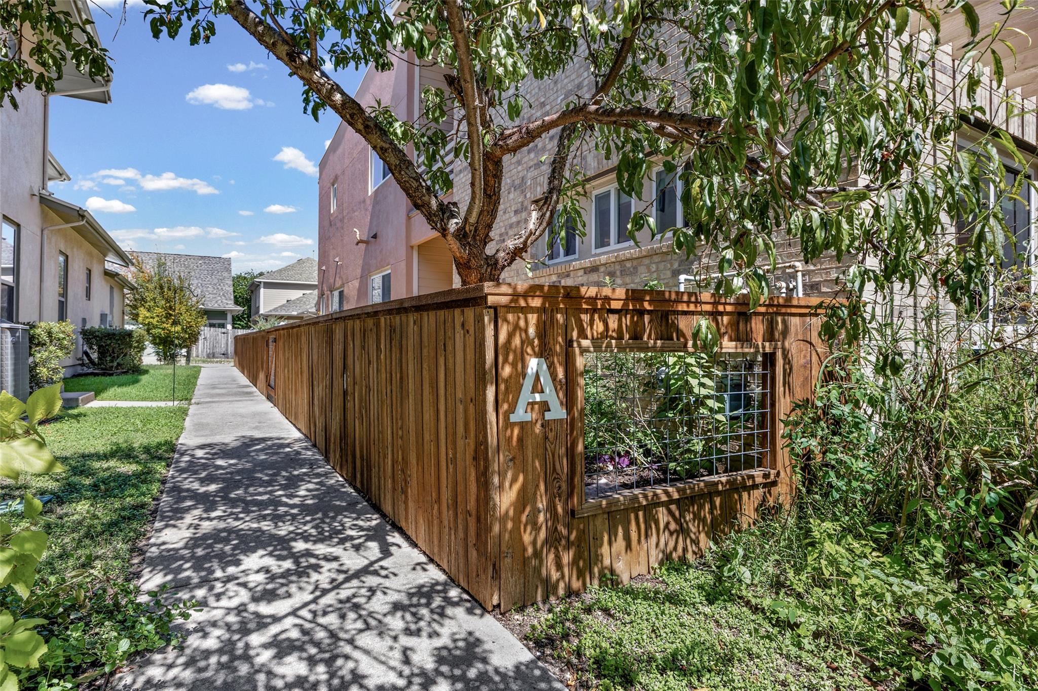 2016 Simond Ave