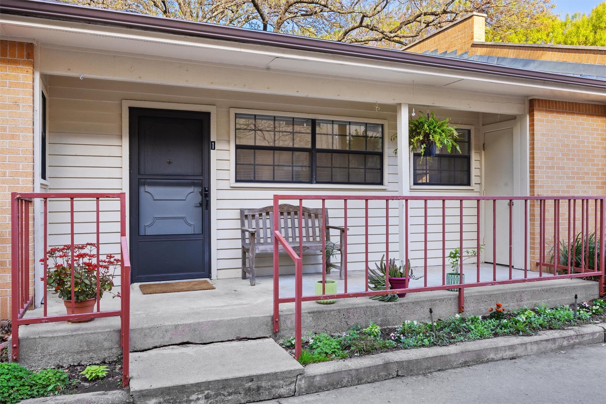 2301 Lawnmont Ave