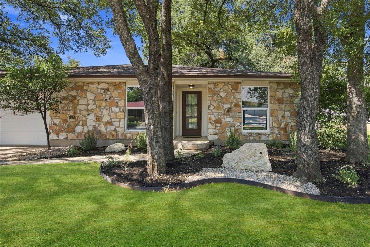 12006 Trianon Ln